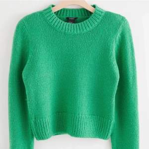 Den populära gröna stickade tröjan från Lindex säljer jag nu och den är helt oanvänd💕 (Frakt på 62kr tillkommer💞)