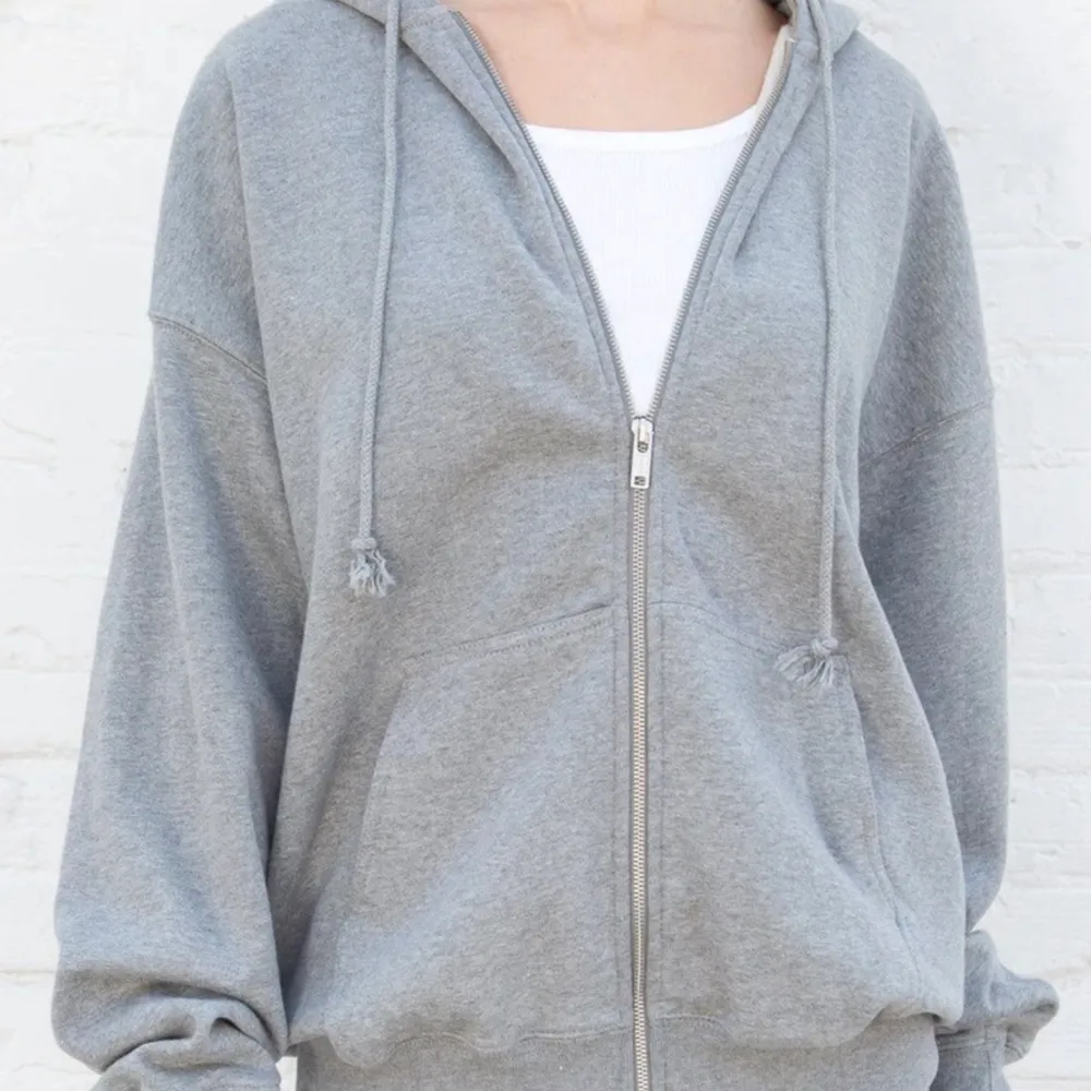jättefin grå zip hoodie från Brandy Melville! säljer då den inte kommer till användning! hör av dig till mig om du är intresserad så diskuterar vi pris💜✌🏼🥰. Tröjor & Koftor.