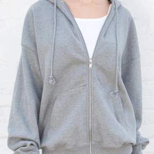 jättefin grå zip hoodie från Brandy Melville! säljer då den inte kommer till användning! hör av dig till mig om du är intresserad så diskuterar vi pris💜✌🏼🥰