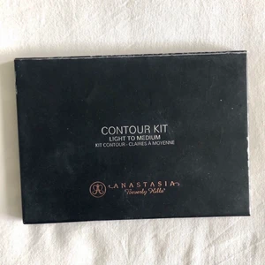 Anastasia Beverly Hills Contour kit - Contour kit från Anastasia Beverly Hills i färgen Light ti Medium. Köpt på kicks för 545kr. Säljer pga att den inte kommer till användning. Sparsamt använd som man ser på sista bilden. Skicka för fler bilder eller frågor☺️