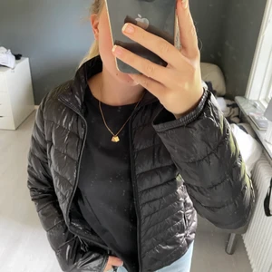 Enkel dunjacka - En ganska tunn och enkel svart dunjacka i storlek S/M. Passar till det mesta och skicket är fint.