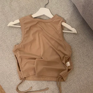 Två toppar i en  - Två toppar i en i storlek 38 men små i storlek