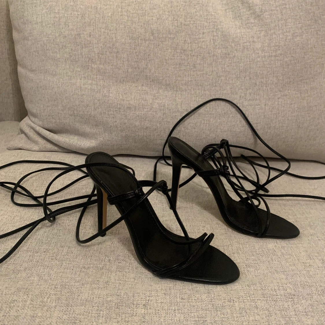 Högklackade skor med snörning