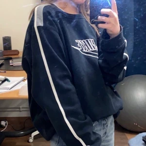 Nike Sweatshirt 🔥 - Säljer denna extremt coola (självklart äkta) Vintage Nike Sweatshirten! 🔥 storleken är XL i herrmodell, så den är väldigt stor och mysig, med långa ärmar! Tröjan är i hur bra skick som hälst och insidan är supermjuk! Perfekt nu när det blir lite kallare.❄️☂️ Den är mörk mörkblå med snygga detaljer på armarna!❤️‍🔥 Hör gärna av dig vid frågor eller om du vill ha mer bilder! 💞