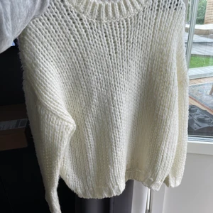 Stickad tröja från NA-KD  - Säljer min as sköna och snygga stickade tröja från NA-KD då den inte kommer till användning längre! Frakt tillkommer i priset! 