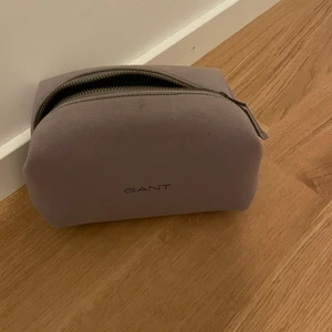 Grå gant Necessär - Fått i present föra året helt oanvänd 