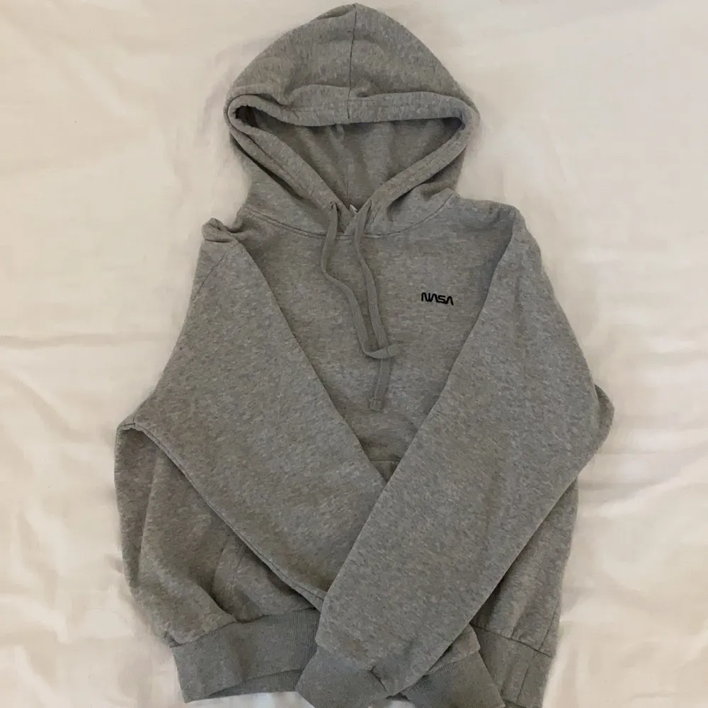 Fin grå nasa hoodie med tryck. Köpt från h&m och är i fint skick. . Hoodies.