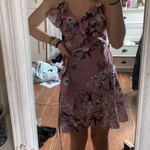 Klänning - Fin klänning, aldrig använd, dock väldigt fin till sommaren🌼🌸🌺