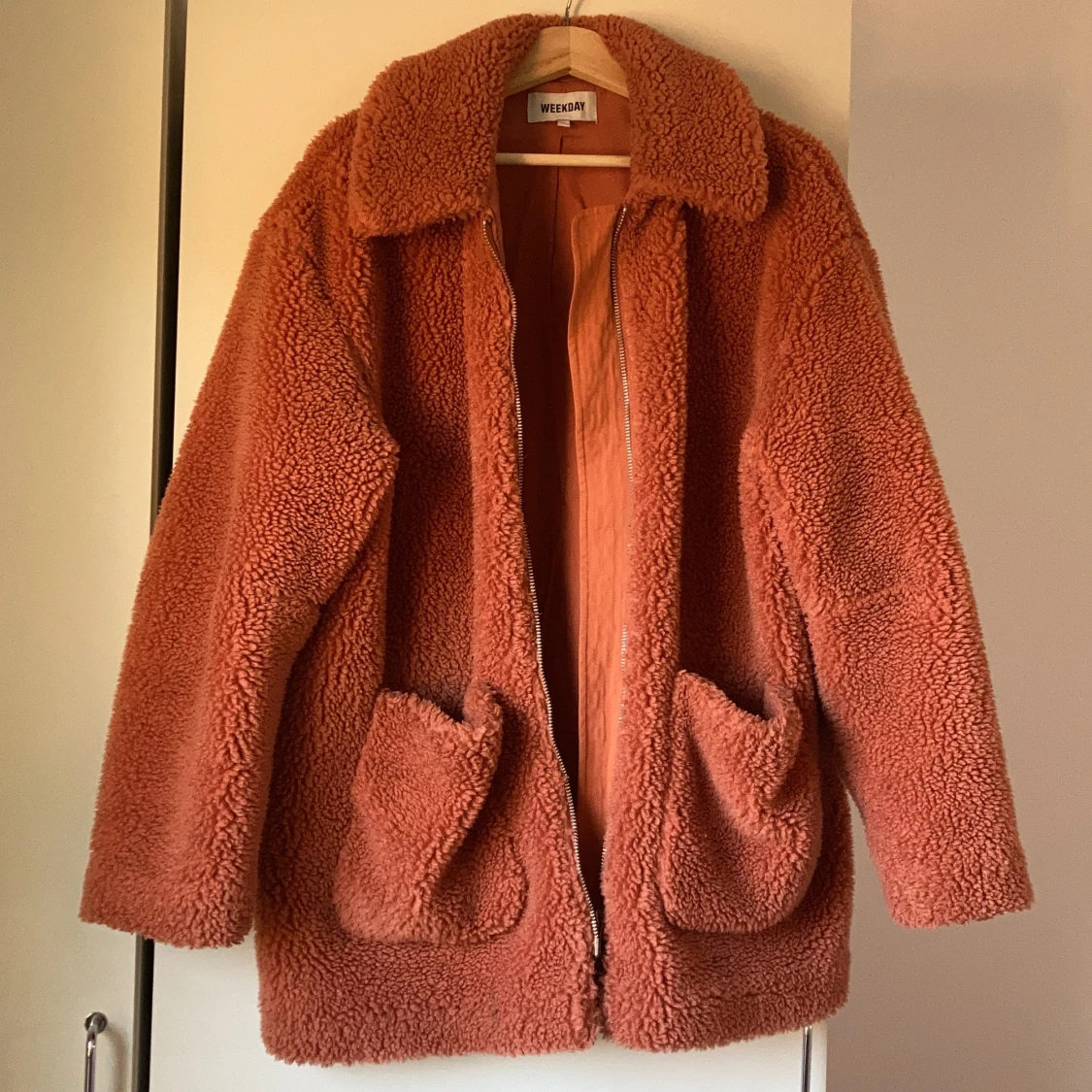 Jättemysig teddyjacka från weekday