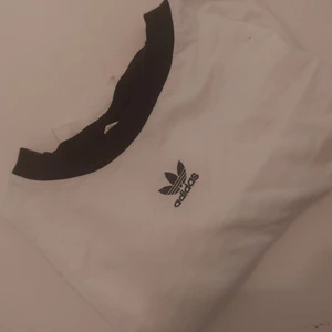 Kläder storlek small sweatshirt m.m - Adidas croptop str s 50kr, grå sweatshirt från booho strl s 50kr, hoodtröja gul med tryck h&m strl s 50kr. Paketpris 100kr!!! 