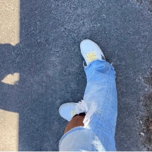 Zara jeans - Populära jeansen från zara, slutsålda👍🏼 är 161, klippt slits👍🏼