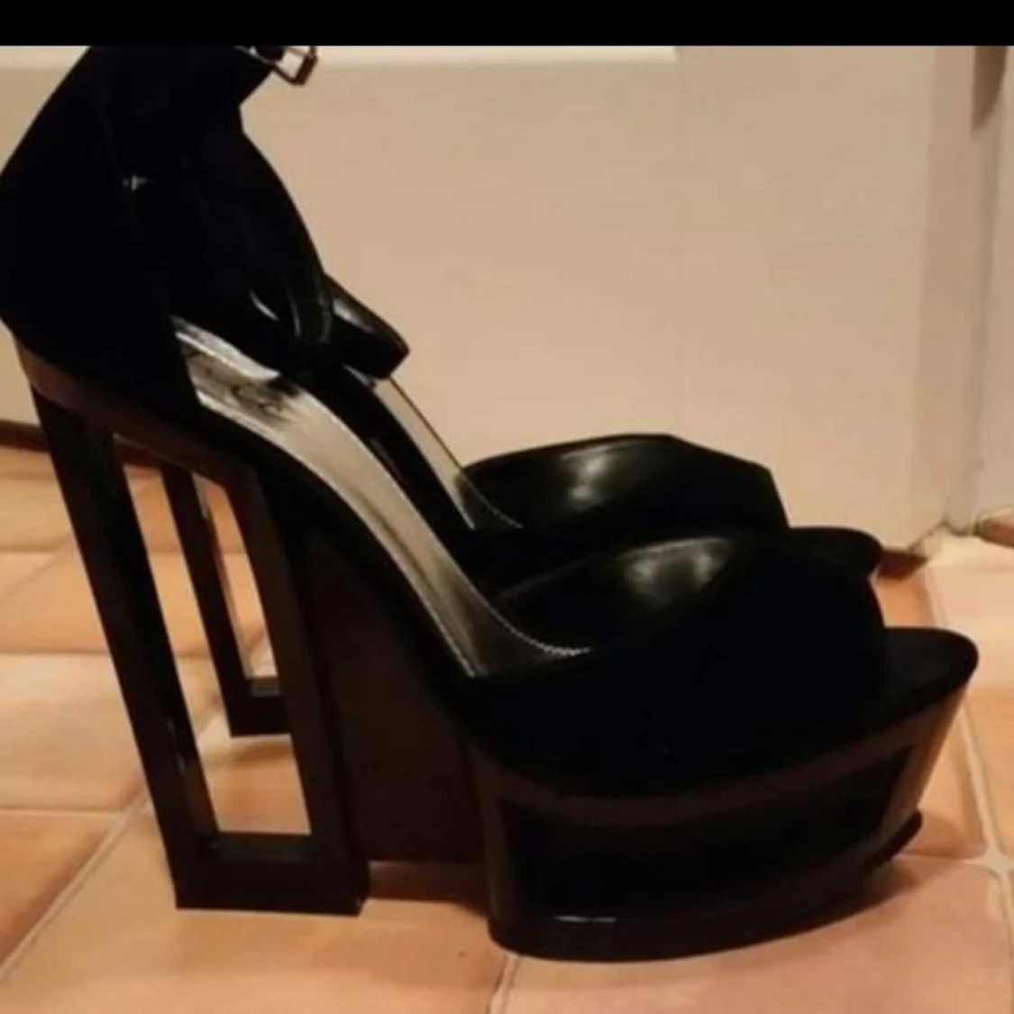 Högklackat med kilklack