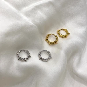 Örhängen - Finns kvar!! Superfina örhängen i både guld och silver! De är i sterling silver, och de guldiga är guldpläterade. Går att köpa i par för 119kr eller styckvis ifall du har fler hål för 69kr styck💕 Köp direkt så postar jag det ikväll! Frakt kostar 13kr