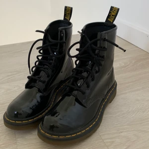DR.MARTENS STRL 37 - säljer dessa Dr.Martens modell ”1460 Black Patent” i strl 37. Skorna är i väldigt fint skick då dom bara är använda ett fåtal gånger. Dom är i lackerat läder. Skorna saknar tyvärr sin orginala sula och har istället en ny sula i ull, som självklart går att byta ut om man vill.