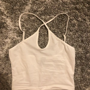 Vit topp - En vitt topp som inte kommer till användning. Den är i storlek xs men passar s oxå. Skriv privat vid fler bilder eller frågor:)