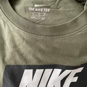 Militärgrön jättefin T-shirt från Nike. Helt oanvänd✨