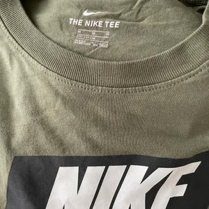 Nike T-shirt  - Militärgrön jättefin T-shirt från Nike. Helt oanvänd✨
