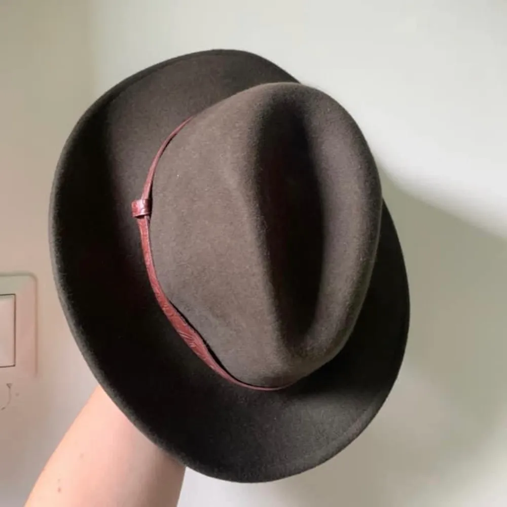 Mörkgrön hatt inköpt utomlands. Storlek: one size . Pris: 50 + 66kr. Saknar lapp för material. Fint skick! Inget att anmärka på . Accessoarer.