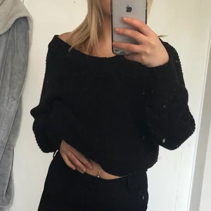 Storlek S - Svart kort stickad tröja med off shoulder från Gina Tricot, köparen står för frakten