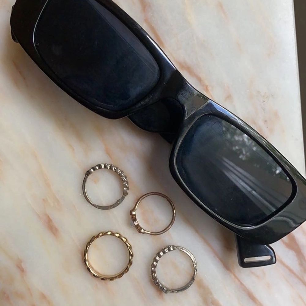 Dessa jätte fina solglasögon med inspiration från 2000 talet ✨😍 Köpt dessa från Shein som kostade 50 kr hos shein. Inga repor eller sånt på dom , ser helt nya ut! (Swipa för att se hur glasögonen såg ut från SHEIN). Accessoarer.