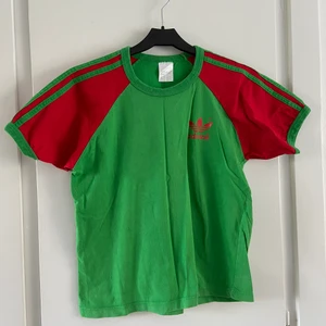 Adidas vintage tröja  - En vintage Adidas tröja i grönt 💚❤️ Barnstorlek L men liten så som en XS eller S 💐 Fint skick, bara lite matt i tyget o har nån små fläckar längs kanten, annars fräsch o hel 🥰💓 Sååå cool!! 