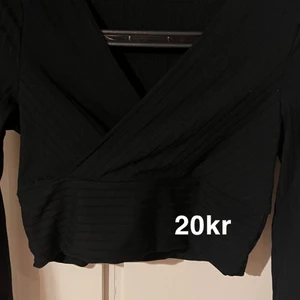 Svart fest topp  - Svart festropp som går omlott och är croppad, även ribbad! Jättefin passform! Aldrig använd 