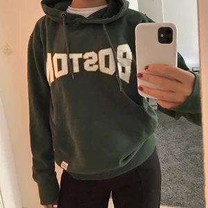 Mörkgrön hoodie - En mörkgrön hoodie me vitt tryck. Säljer pga använder inte längre😊Superskön!