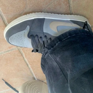 Air Jordan 1 mid Grey onyx  - Säljer mina äkta Jordans i fint skick. Tveka inte på att skriva om du har en fråga eller vill ha fler bilder😍