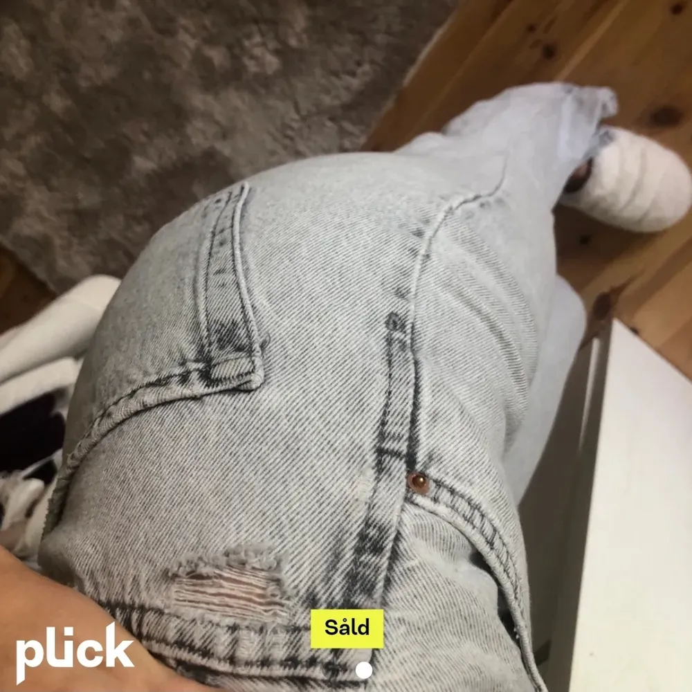 Gråa raka jeans med en slits längst ner. Har en slitning där bak. Köpta på plick men storleken var för liten, helt okej skicka. (Bilderna är lånade) . Jeans & Byxor.