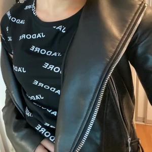 J’adore t-shirt - Svart t-shirt med tryck. Exklusive frakt