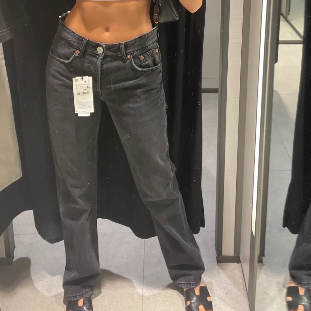 Mörkgrå jeans från zara i modellen mid rise full length helt oanvända, se kommentarerna för budgivning💞💞 rätt små i storleken och skulle säga att jeansen passar ca 172. Jeans & Byxor.