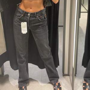 Mörkgrå jeans från zara i modellen mid rise full length helt oanvända, se kommentarerna för budgivning💞💞 rätt små i storleken och skulle säga att jeansen passar ca 172