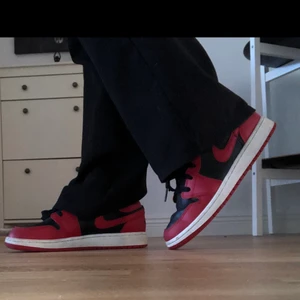 Nike air Jordans  - Säljer dessa Nike air jordan ”reverse bred” då de inte kommer till så mycket användnig och är därmed i väldigt bra skick❤️det är köpta på sneakershyllan i gbg och är äkta! Pris kan diskuteras vid snabb affär 