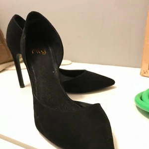 N-Ly - Använda men i bra skick, snygga pumps från n-ly i storlek 39. 