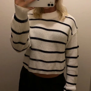 Randig tröja - Säljer nu denna sjukt snygga och trendiga tröjan! Från ginatricot. Buda från 150 kr. Skriv gärna privat ifall ni har några frågor eller för fler bilder