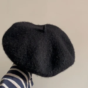 Svart basker - En svart basker från Monki. Det står one size men jag tycker den är liten i storleken. Kan mötas upp i Stockholm för 90kr eller skickas för 66kr (postnord och kan spåras). Om jag skickar med posten kan vi diskutera priset :). Kan tänka mig att sänka priset så priset för hatten blir mindre. 