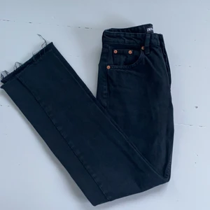 Zara jeans - Måste nu tyvärr sälja mina favorit jeans från zara pågrund av att dem har blivit försmå. Jätte snygga stentvättade svarta jeans från zara, inga skador eller något liknande/ser ut som nya. Köpta för 350 och säljer för 100 GRATIS FRAKT