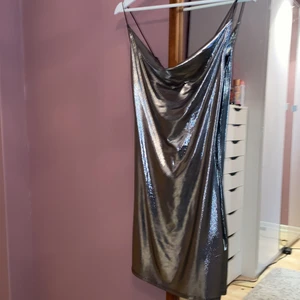 Glitterklänning - Super festlig oanvänd glitterklänning från Divided :)