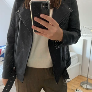 Oversized skinnjacka - Snygg oversized skinnjacka ifrån ONLY, köpt för ca 1 år sedan. Kommer tyvärr inte till användning längre, den är i storlek 38 och sitter snyggt oversized. Säljer för 350 plus frakt!
