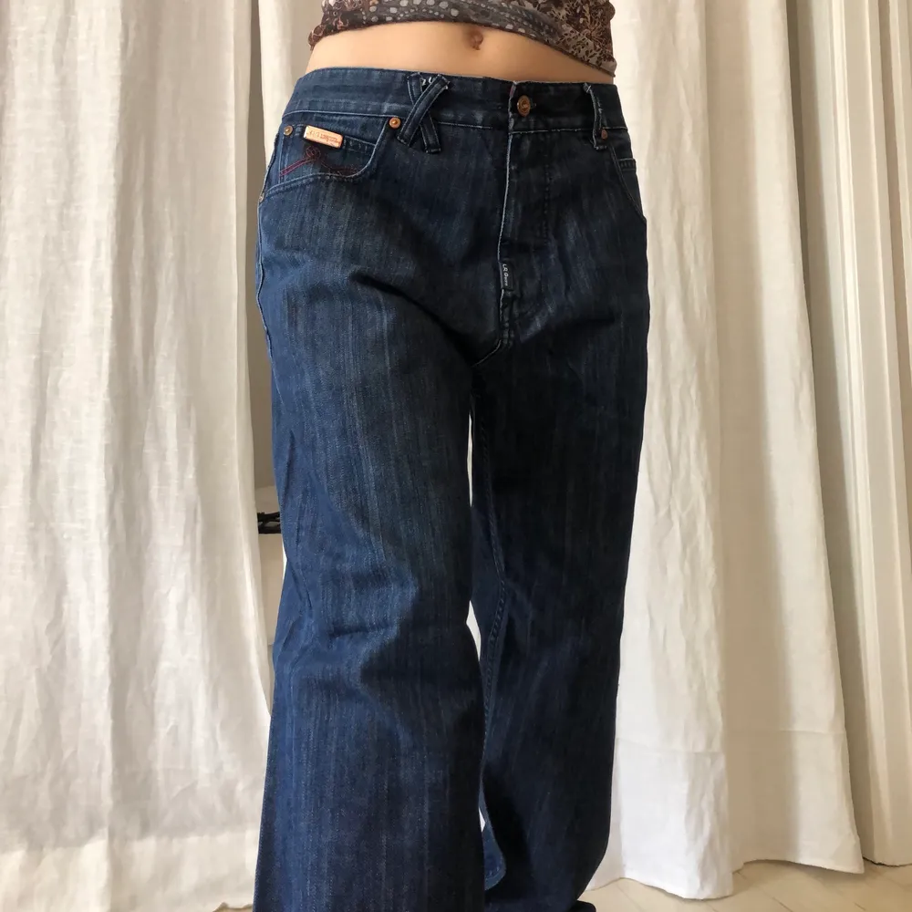 Baggy jeans med coolt tryck på fickorna! ❤️‍🔥 sitter lågmidjat på mig med w26⭐️ midjemått: 92cm, innerben: 80cm, jag är 170cm lång!🧡. Jeans & Byxor.