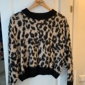 Leo stickad tröja - Stickad tröja från Missay i göteborg, aldrig använd.