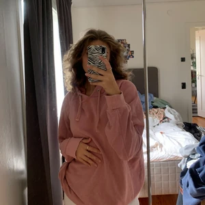 Oversize rosa hoodie - Eosa oversized hoodie från gina. Storlek XL. Välanvänd. Köparen står för frakt.