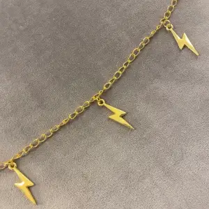 Halsband i guldfärg med blixtberlocker🤍 1 bilxt - 59 kr ⚡️ 3 blixtar - 89 kr 