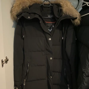 Hollies subway - Säljer min Hollies Subway jacka då den är för stor på mig nu. Köpte den helt ny i början av året, så jag själv har knappt använd den. För fler bilder är det bara att skriva till mig, pris kan diskuteras