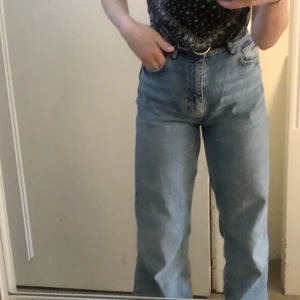 jeans  - säljer nu dessa favoriterna då dom blivit förstora för mig. Köptes på FB sisters i Halmstad för typ 300/350kr storlek XS och passade mig som då hade 34. 