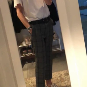 Rutiga byxor  - Lite tjockare kostymbyxor något korta på mig som är ca 190