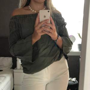 Mörkgrön offshoulder tröja med volangarmar från only storlek 36