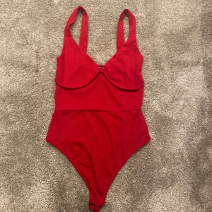 Röd body - Röd body från gina, oanvänd stl xs. Frakt betalas av köparen