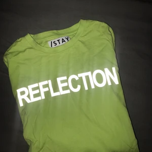 Tröja - Limegröna tunn tröja med reflex på bröstet, tröjan är ganska lång. OANVÄND. Köptes på Carlings för flera år sen, märket stay! 💘💞 Lång på mig som normalt har S, går dock att knyta osv om man vill ha kortare