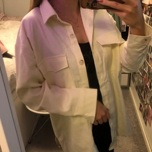 Beige skjortjacka strlk 34 - Oversizes skjortjacka som knappt har används